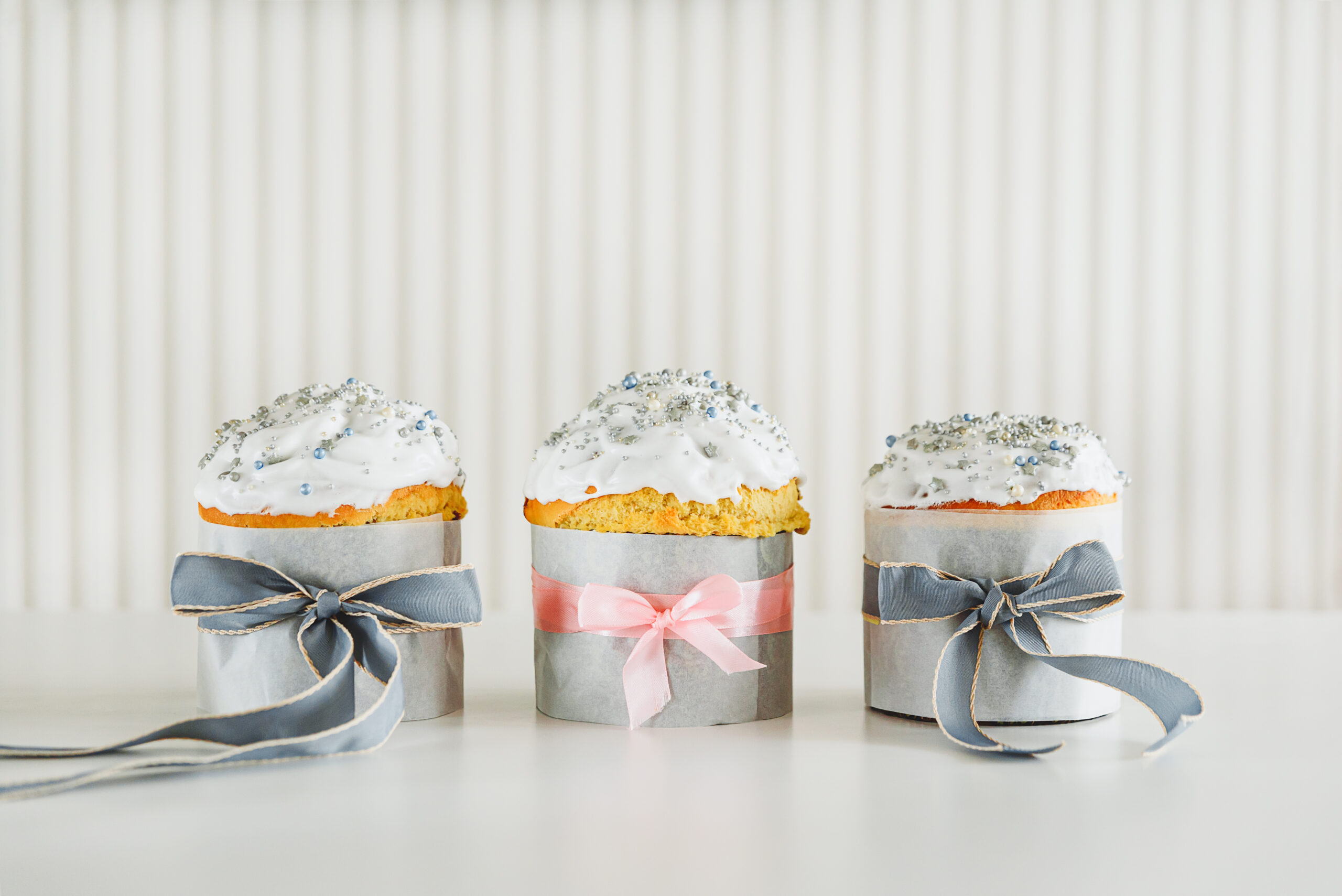 traditional easter cakes or sweet bread on white t 2026 01 06 11 00 30 utc