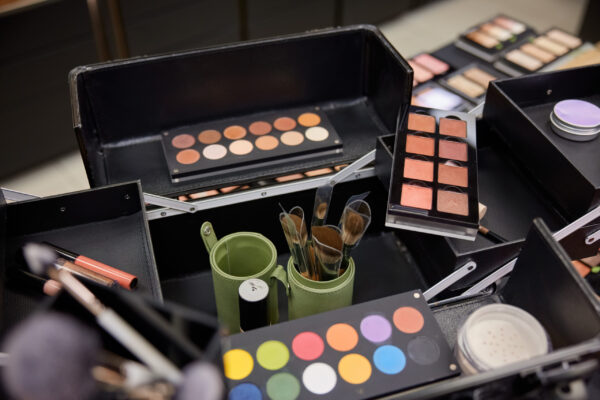make up products featuring face powders brushes a 2026 01 06 09 18 12 utc